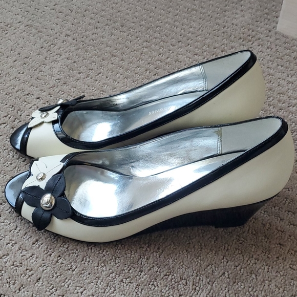 Etienne Aigner flower peep toe wedge heels NWOT - Picture 2 of 11